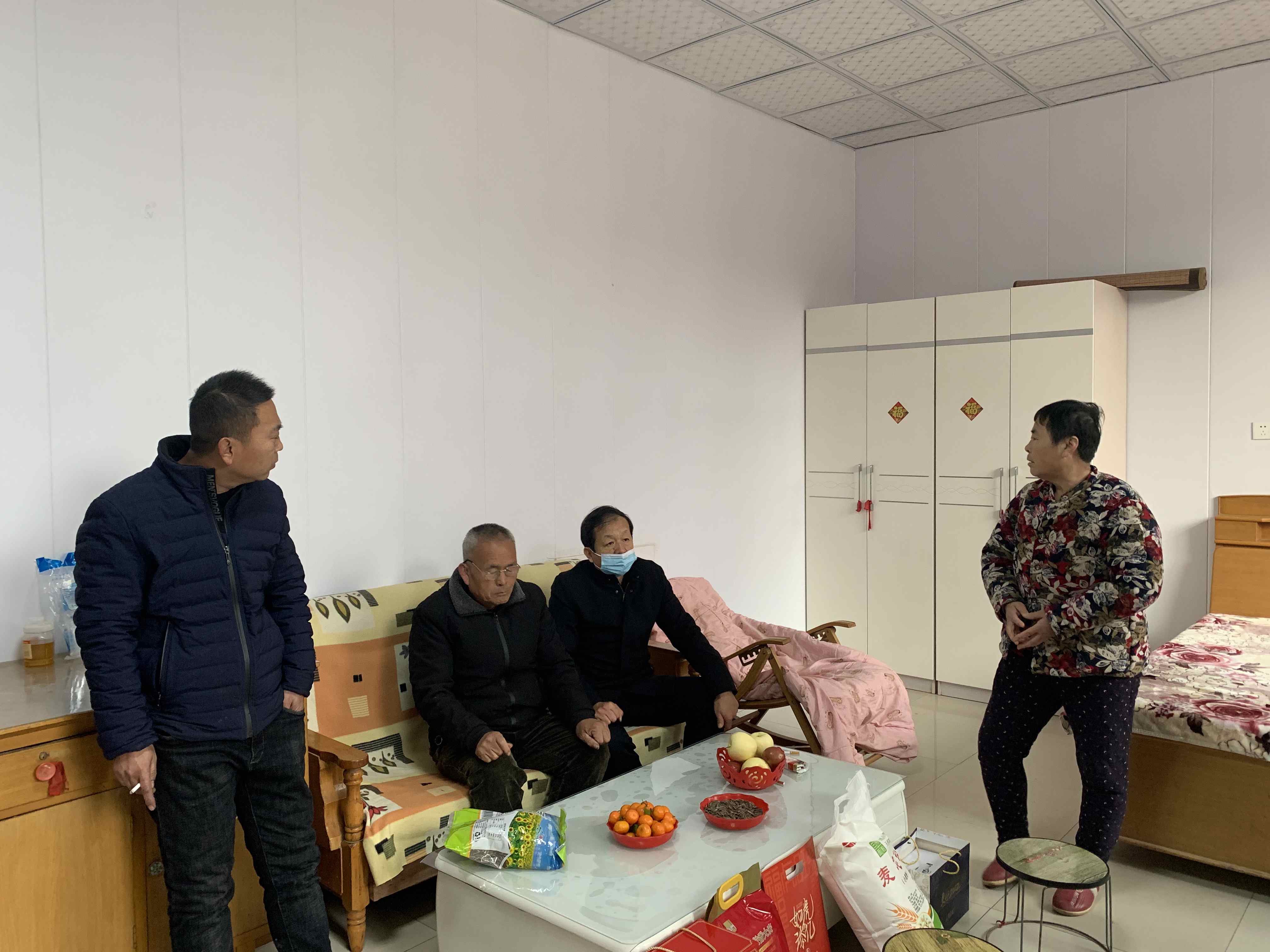 在清河县,廖国红一行来到泰国侨领焦君清父母家中慰问,送上节日祝福.